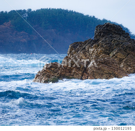 冬の青森県深浦町五能線近くのの海岸 冬の青森県深浦町五能線近くのの海岸 130012193