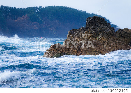 冬の青森県深浦町五能線近くのの海岸 冬の青森県深浦町五能線近くのの海岸 130012195
