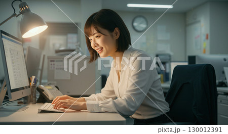 笑顔が輝くオフィスワークの瞬間 130012391