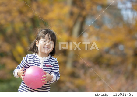 紅葉の公園で遊ぶ女の子 紅葉の公園で遊ぶ女の子 130012456
