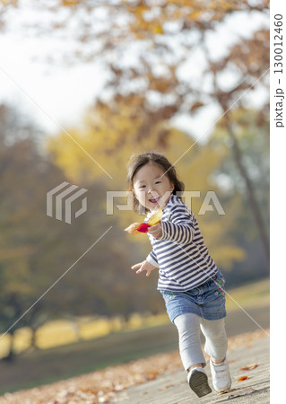 紅葉の公園で遊ぶ女の子 130012460