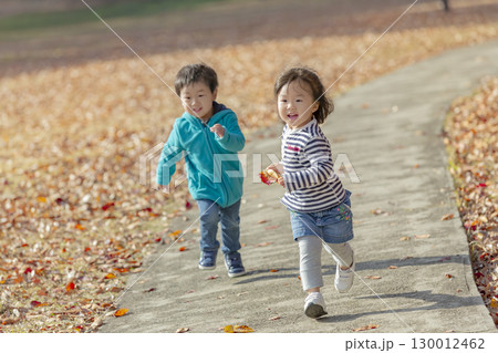 紅葉の公園で遊ぶ女の子と男の子 紅葉の公園で遊ぶ女の子と男の子 130012462
