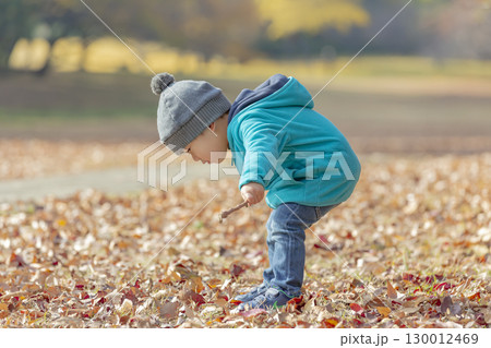 紅葉の公園で遊ぶ男の子 130012469
