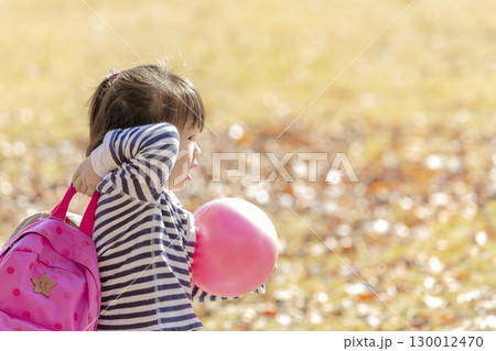 紅葉の公園で遊ぶ女の子 130012470