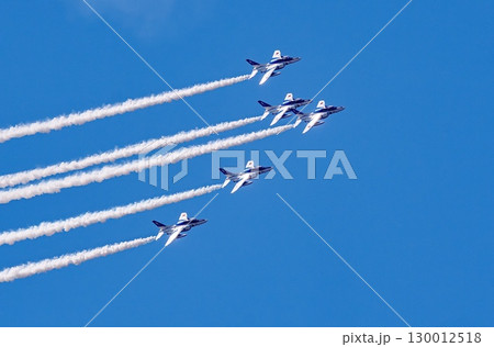 大阪万博会場上空でのブルーインパルス 130012518