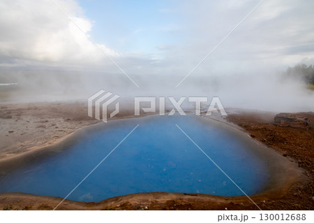 北欧の島国アイスランド 観光名所ゴールデンサークルのゲイシールのストロックル間欠泉近くの青い池 北欧の島国アイスランド 観光名所ゴールデンサークルのゲイシールのストロックル間欠泉近くの青い池 130012688