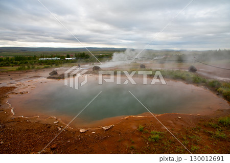 北欧の島国アイスランド　観光名所ゴールデンサークルのゲイシールのストロックル間欠泉近くの池 130012691