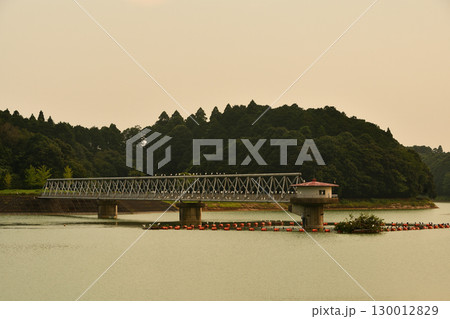 夕暮れの東金ダム 千葉県東金市 夕暮れの東金ダム 千葉県東金市 130012829