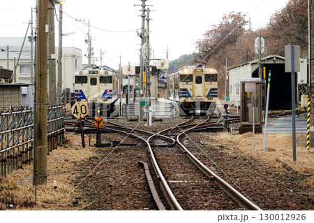 青森県深浦町にある深浦駅に停まっているローカル列車 130012926