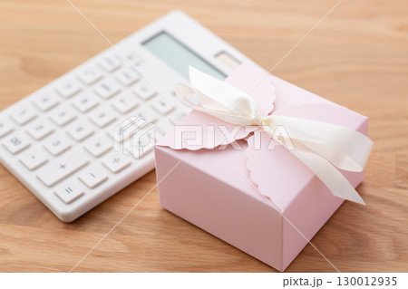 ピンク色のプレゼントと電卓 130012935