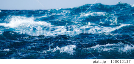 冬の青森県深浦町五能線近くのの海岸 130013137