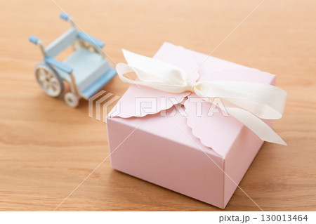 プレゼントと車椅子 130013464