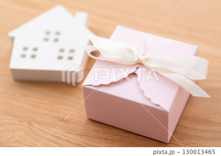 プレゼントと家 130013465