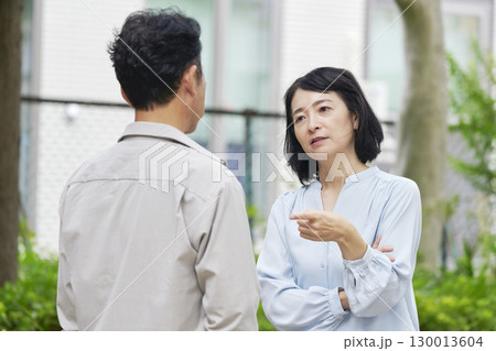 夫婦喧嘩する中年の夫婦 屋外 夫婦喧嘩する中年の夫婦 屋外 130013604