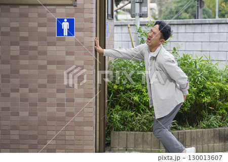 トイレに駆け込む男性 トイレに駆け込む男性 130013607