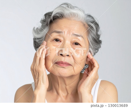 シワを気にする年配の女性 ai生成画像 シワを気にする年配の女性 ai生成画像 130013689
