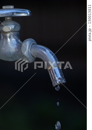 蛇口から落ちる水滴 130013811