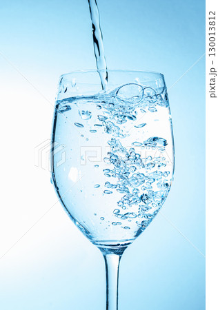 コップに水を注ぐ 130013812