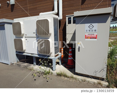 コンビニ向けの空調とショーケース冷凍機が一体化した室外機 130013859