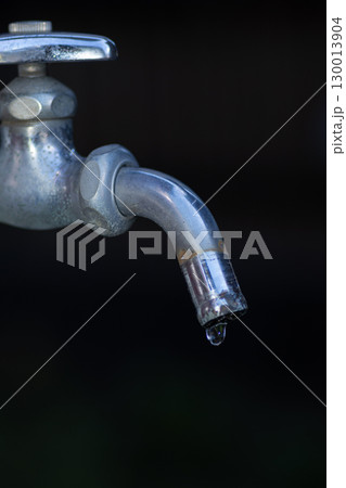 蛇口から落ちる水滴 130013904