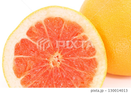 グレープフルーツ　赤肉　カット　断面　明るい背景 130014013