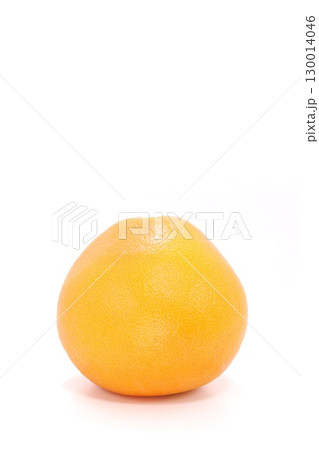 グレープフルーツ　丸ごと1個　明るい背景 130014046