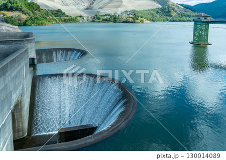 滋賀県甲賀市　二つの洪水吐きのある青土ダムの流れ 130014089