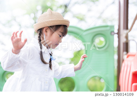 公園の滑り台で遊ぶ子供のクローズアップ 未来や希望のイメージ 公園の滑り台で遊ぶ子供のクローズアップ 未来や希望のイメージ 130014109