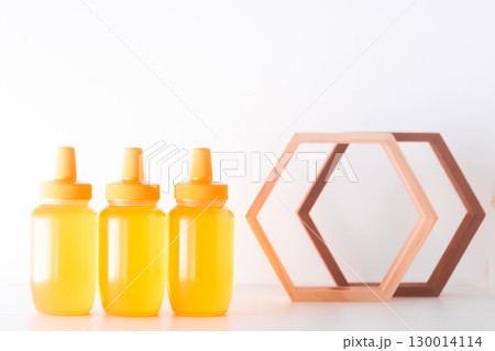 はちみつボトルと六角形 はちみつボトルと六角形 130014114