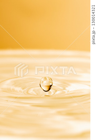 水しぶきのアクションショット 130014321