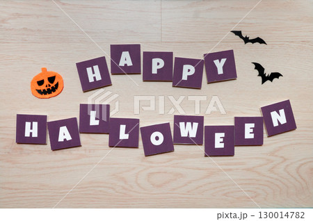 木目背景のハロウィンデザイン 130014782