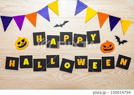 木目背景のハロウィンデザイン 130014794