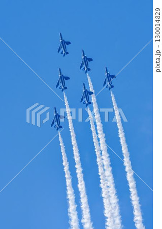 夏の青空と松島基地のブルーインパルス 宮城県東松島市 夏の青空と松島基地のブルーインパルス 宮城県東松島市 130014829