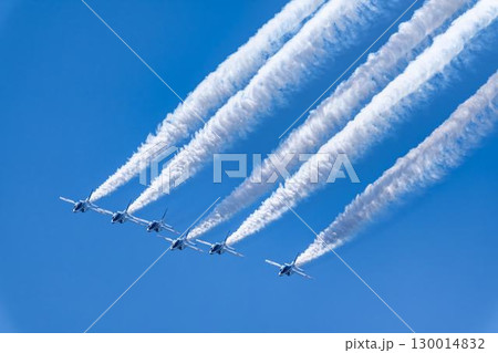 夏の青空と松島基地のブルーインパルス　宮城県東松島市 130014832