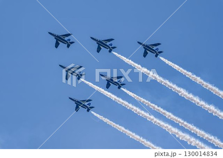 夏の青空と松島基地のブルーインパルス 宮城県東松島市 夏の青空と松島基地のブルーインパルス 宮城県東松島市 130014834