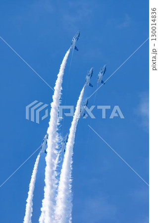 夏の青空と松島基地のブルーインパルス　宮城県東松島市 130014836