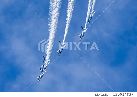 夏の青空と松島基地のブルーインパルス 宮城県東松島市 夏の青空と松島基地のブルーインパルス 宮城県東松島市 130014837
