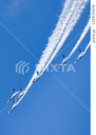 夏の青空と松島基地のブルーインパルス　宮城県東松島市 130014838