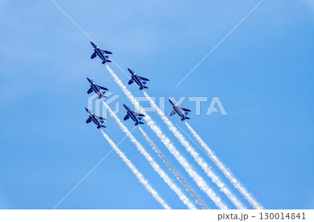 夏の青空と松島基地のブルーインパルス　宮城県東松島市 130014841