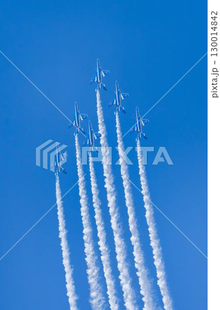 夏の青空と松島基地のブルーインパルス 宮城県東松島市 夏の青空と松島基地のブルーインパルス 宮城県東松島市 130014842