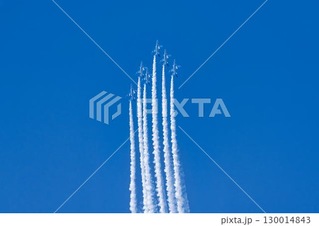 夏の青空と松島基地のブルーインパルス　宮城県東松島市 130014843