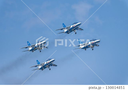 夏の青空と松島基地のブルーインパルス　宮城県東松島市 130014851