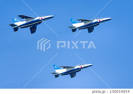 夏の青空と松島基地のブルーインパルス 宮城県東松島市 夏の青空と松島基地のブルーインパルス 宮城県東松島市 130014854