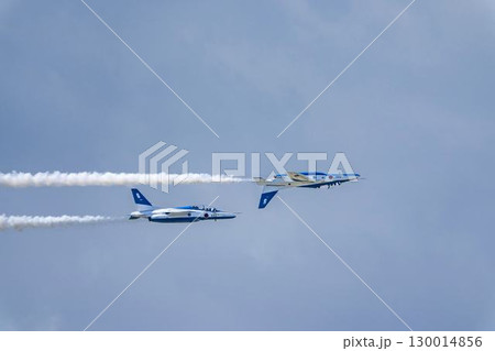 夏の青空と松島基地のブルーインパルス　宮城県東松島市 130014856