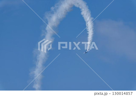 夏の青空と松島基地のブルーインパルス 宮城県東松島市 夏の青空と松島基地のブルーインパルス 宮城県東松島市 130014857