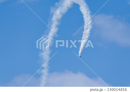 夏の青空と松島基地のブルーインパルス　宮城県東松島市 130014858