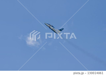 夏の青空と松島基地のブルーインパルス　宮城県東松島市 130014861