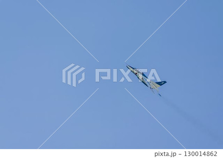 夏の青空と松島基地のブルーインパルス 宮城県東松島市 夏の青空と松島基地のブルーインパルス 宮城県東松島市 130014862