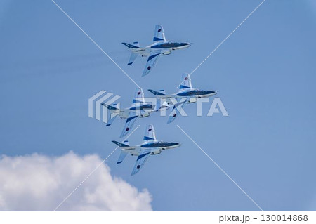 夏の青空と松島基地のブルーインパルス　宮城県東松島市 130014868