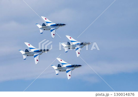 夏の青空と松島基地のブルーインパルス　宮城県東松島市 130014876